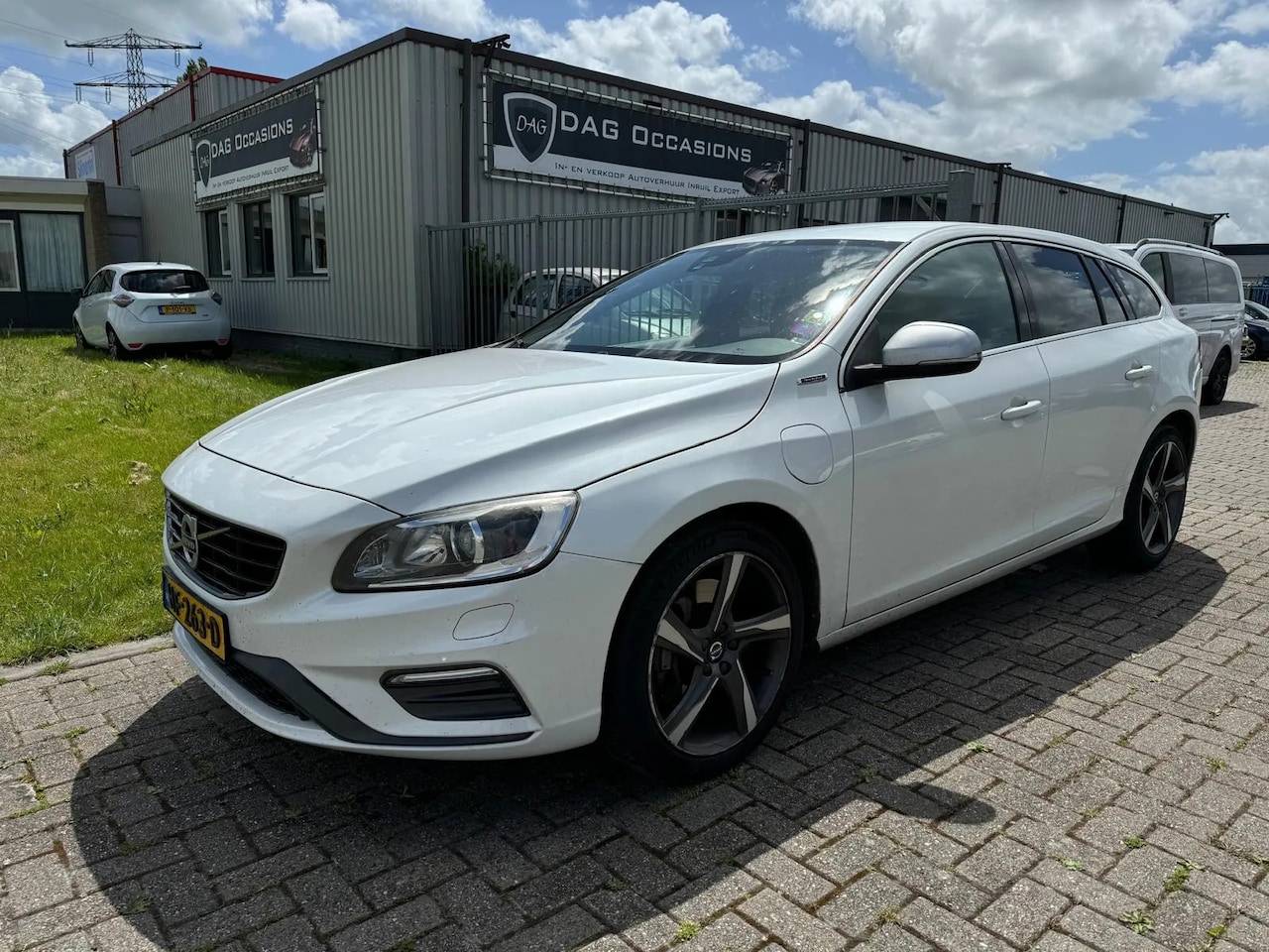 Volvo V60 - 2.4 D6 Twin Engine R-Design 2.4 D6 Twin Engine R-Design - AutoWereld.nl