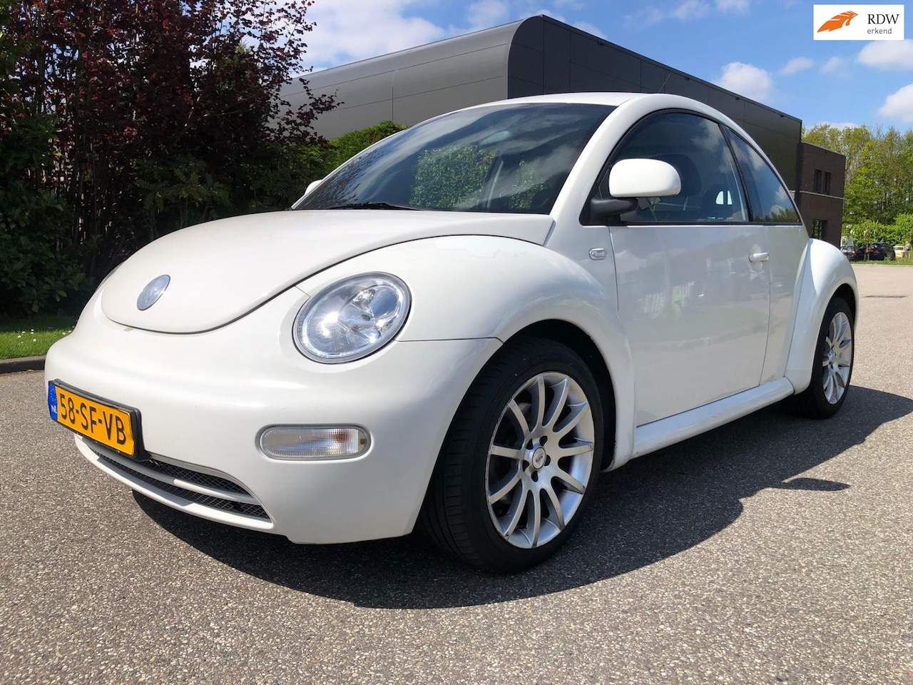 Volkswagen New Beetle - 2.0 Highline Dealer onderhouden*01-02-2024 APK*LM velgen*Elektrische ramen* - AutoWereld.nl