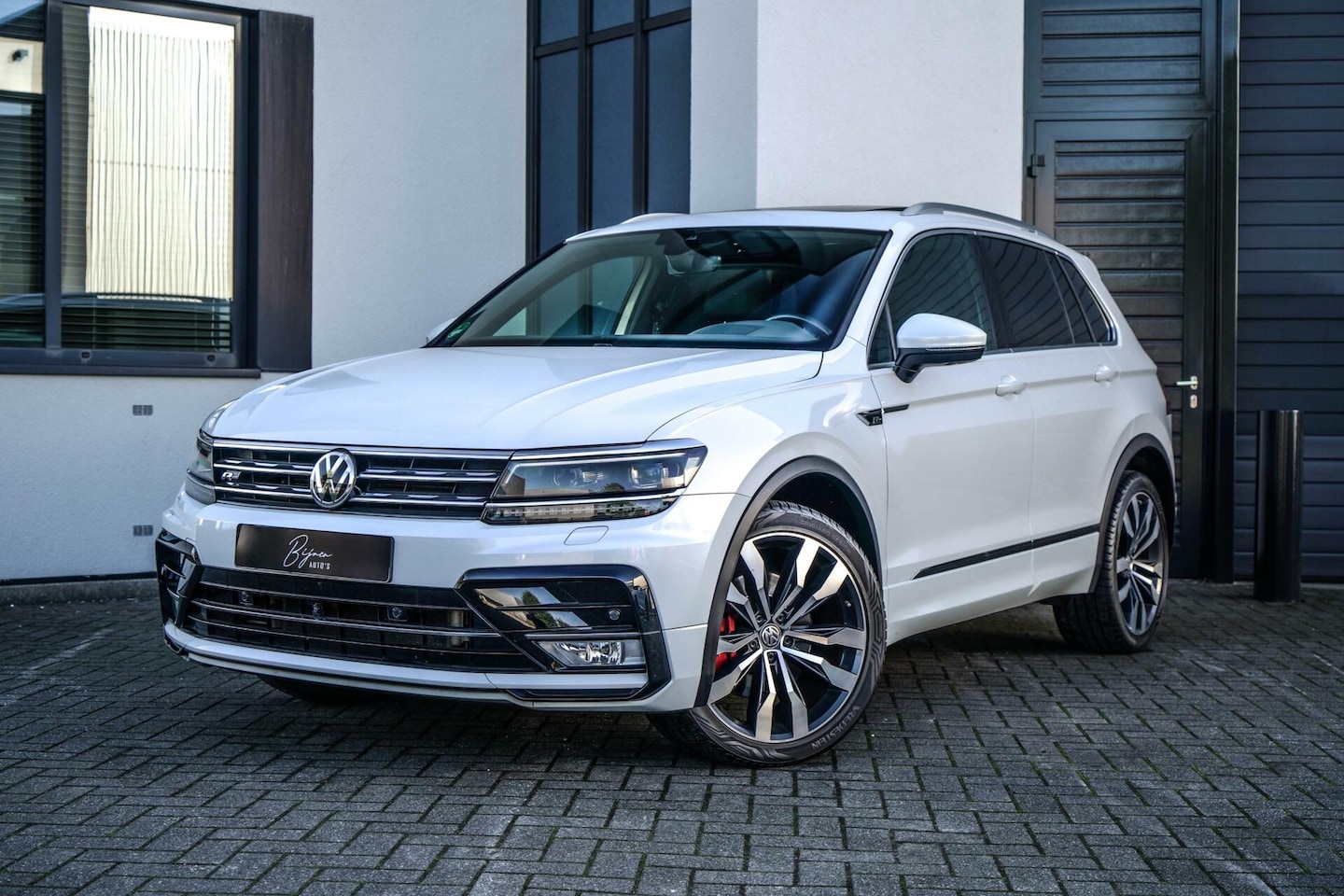 Volkswagen Tiguan - 2.0 TSI 220PK 4Motion R-Line PANO / TREKHAAK / 360 CAMERA - AutoWereld.nl