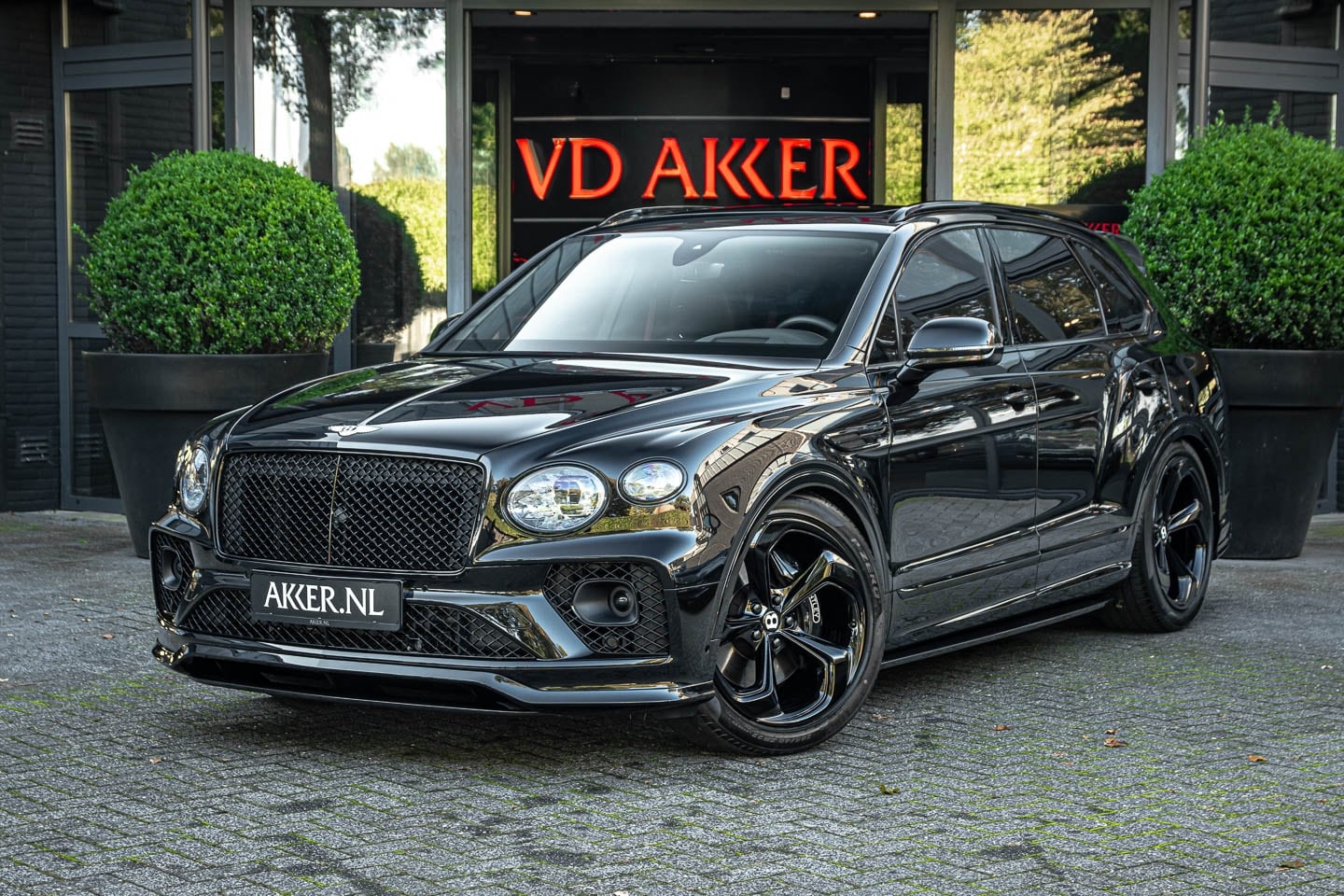 Bentley Bentayga - AZURE V8 BLACKLINE+CARBON+HEADUP+MASSAGE+ACC+TOPVIEW CAM. - AutoWereld.nl