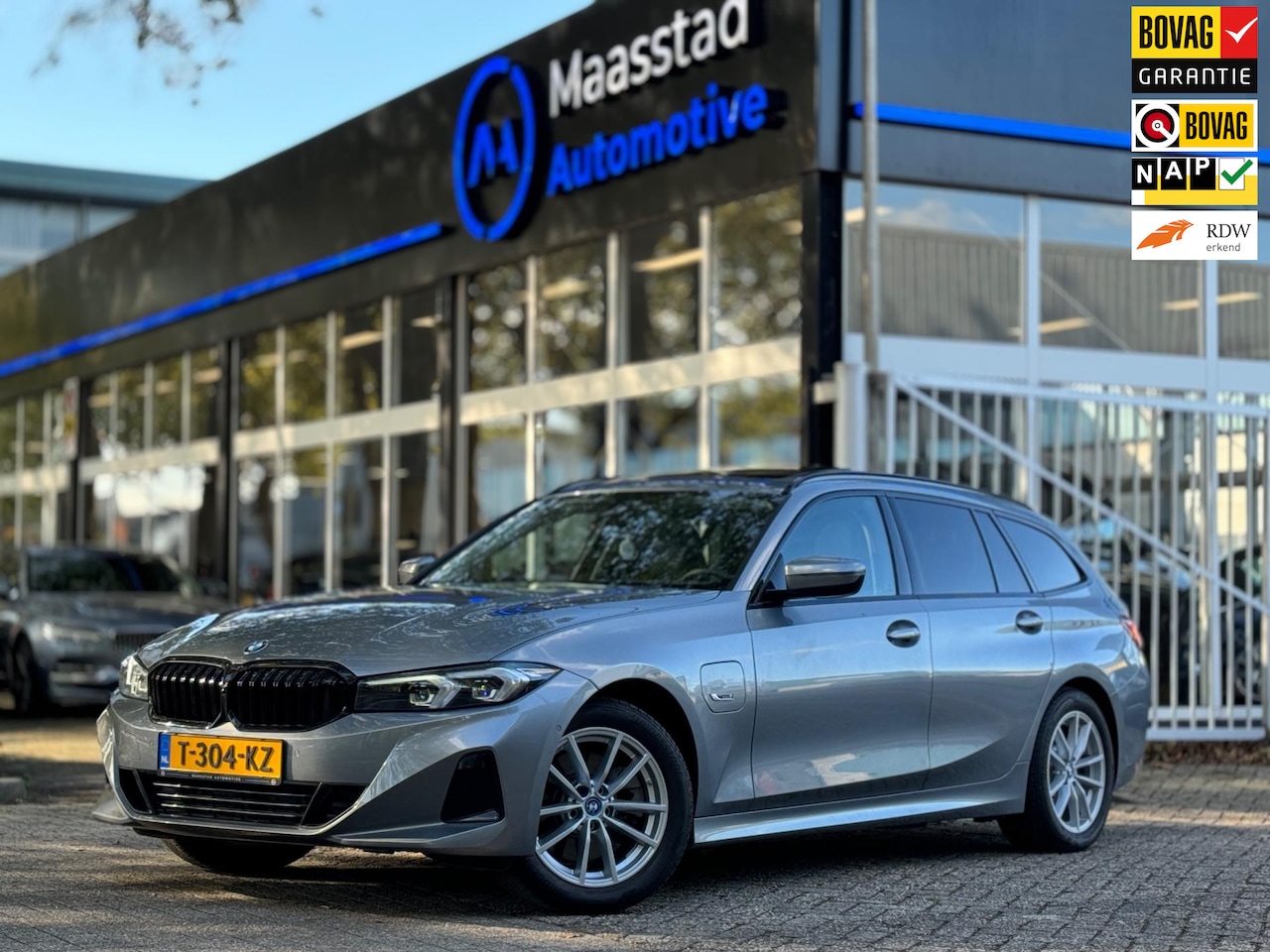 BMW 3-serie Touring - 320e|Nieuwstaat|AUT|Plug in hybrid|Wide screen|Elek.Trekhaak|Stoelverwarming|Adaptive LED - AutoWereld.nl