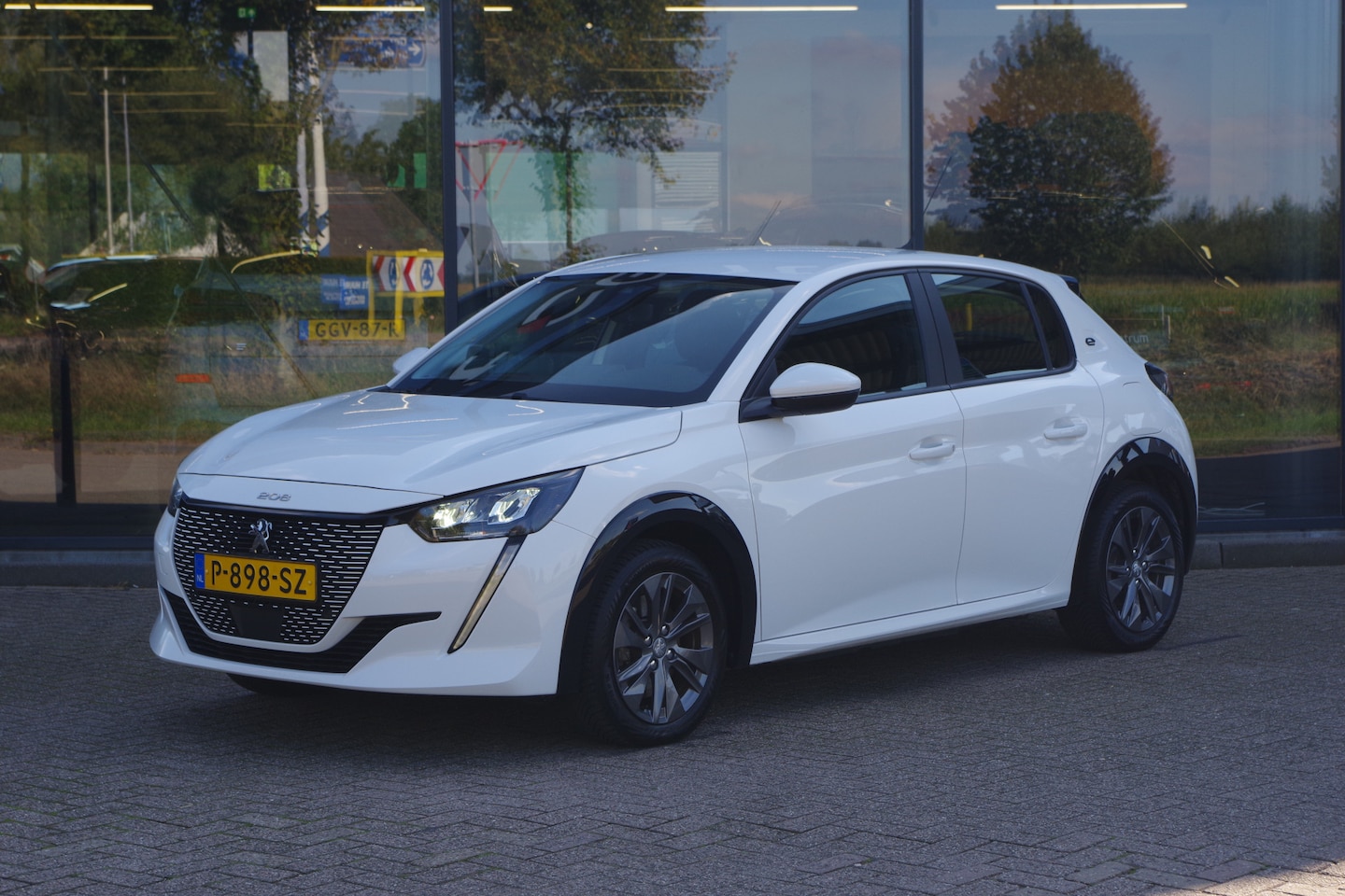 Peugeot e-208 - EV Active 50 kWh EV Active 50 kWh 136 PK, 1-Fase, Afneembare trekhaak, Apple-Carplay, DAB, Climate Control, - AutoWereld.nl