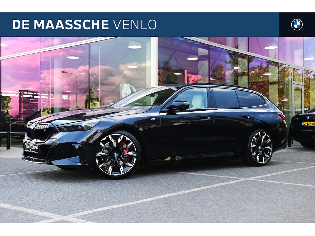 BMW i5 Touring - eDrive40 High Executive M Sport 84 kWh / Panoramadak / Trekhaak / Adaptieve LED / Parking - AutoWereld.nl