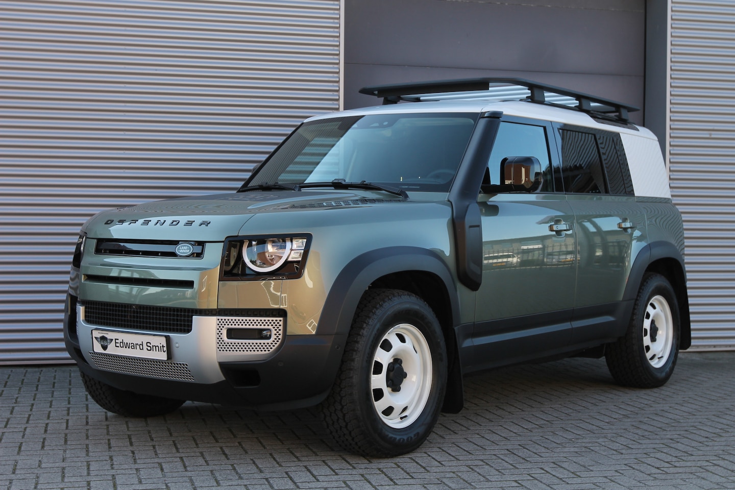 Land Rover Defender Hard Top - 3.0 D250 110 MHEV S AUT. I GRIJS KENTEKEN I LEDER I CARPLAY I LUCHTV. I 5300 KM - AutoWereld.nl