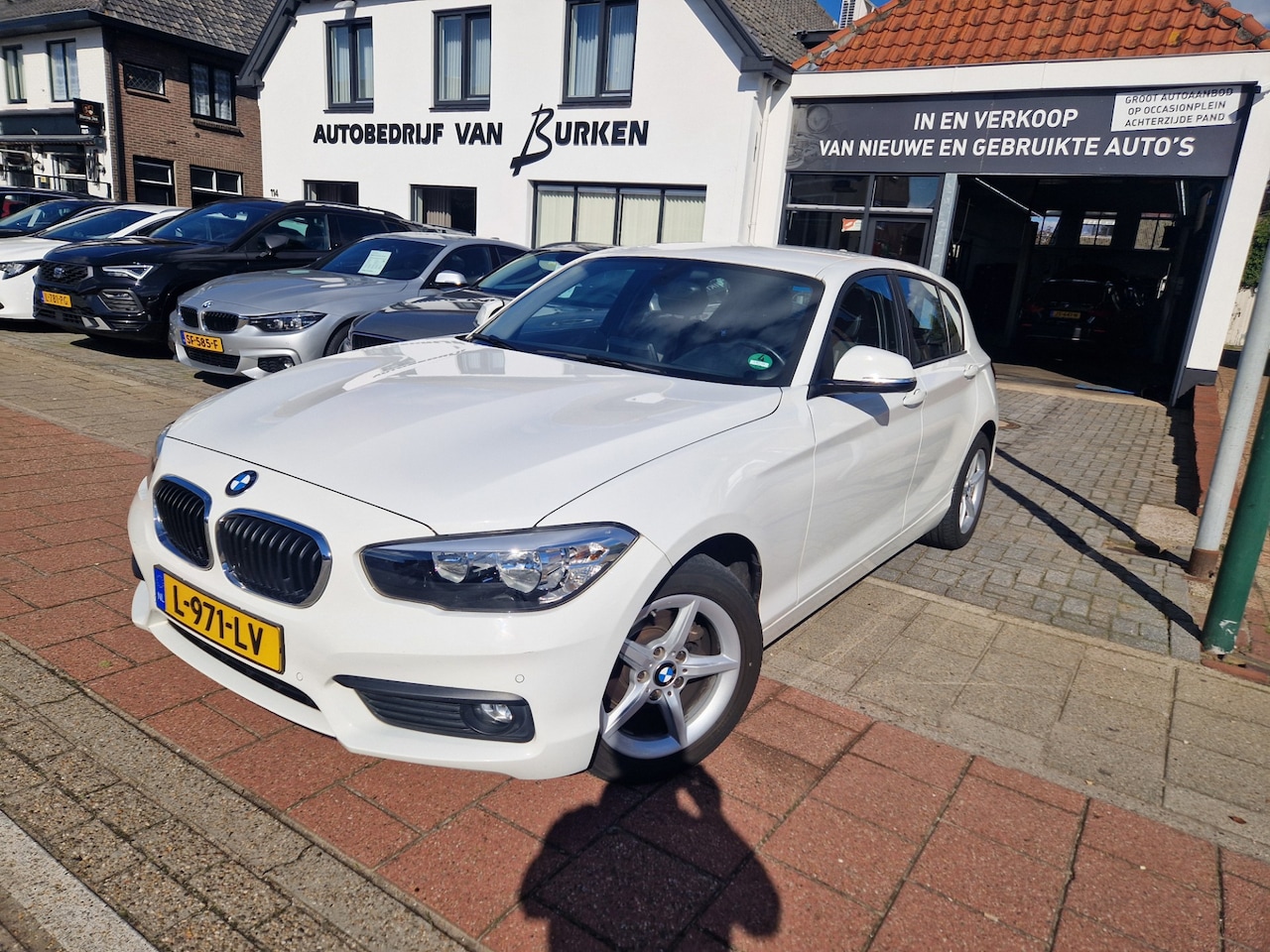 BMW 1-serie - 116i 116i, Navigatie,Climate control,L.M.Velgen,Parkeersensoren,Cruise control - AutoWereld.nl