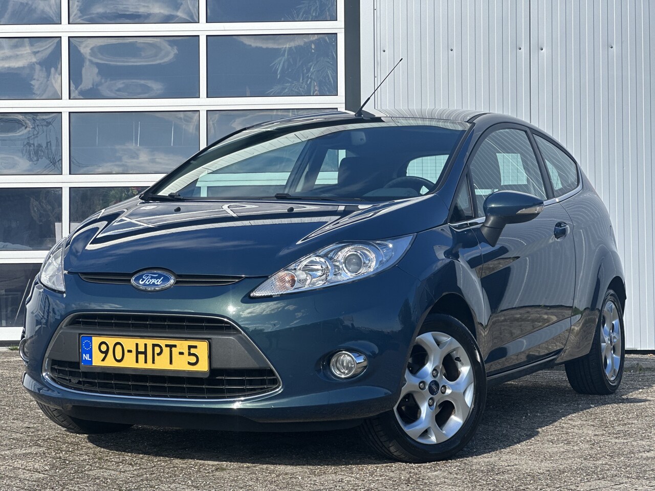 Ford Fiesta - 1.25 Titanium | Cruise Control | Climate Control | LMV 15" | PDC-achter | Trekhaak | Perfe - AutoWereld.nl