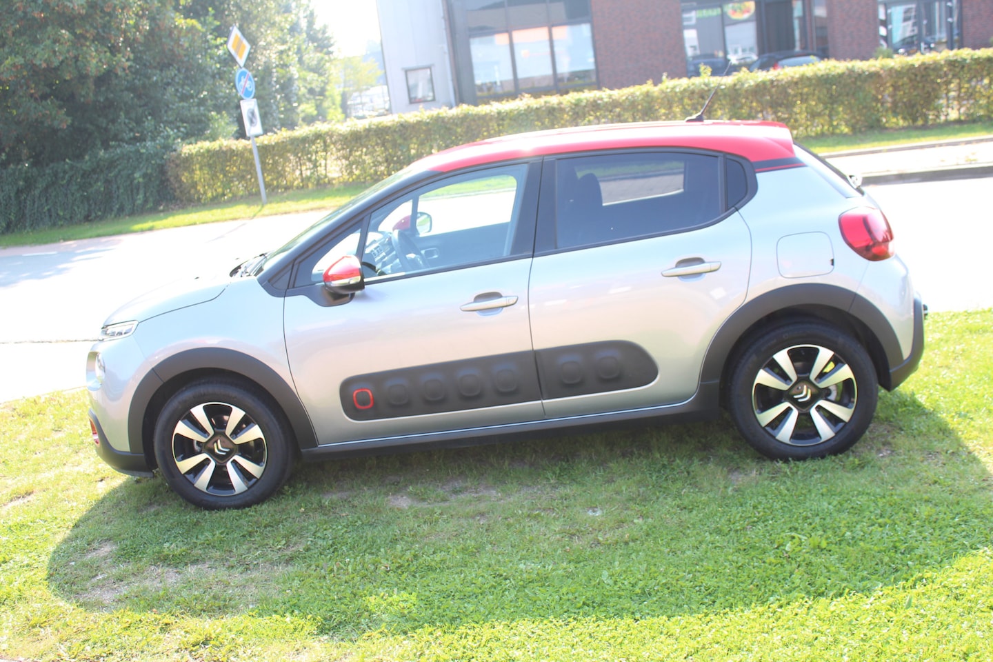 Citroën C3 - 1.2 PureTech Automaat EAT6 Shine Clima-Cruise-Apple Carplay-Camera-Trekhaak 12 Maanden Bov - AutoWereld.nl