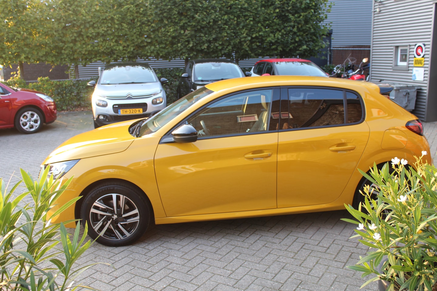 Peugeot 208 - 1.2 PureTech 130 PK EAT8 Allure Clima-Cruise-Navi-Apple Carplay-Camera 15.000 Km !! 12 Maa - AutoWereld.nl