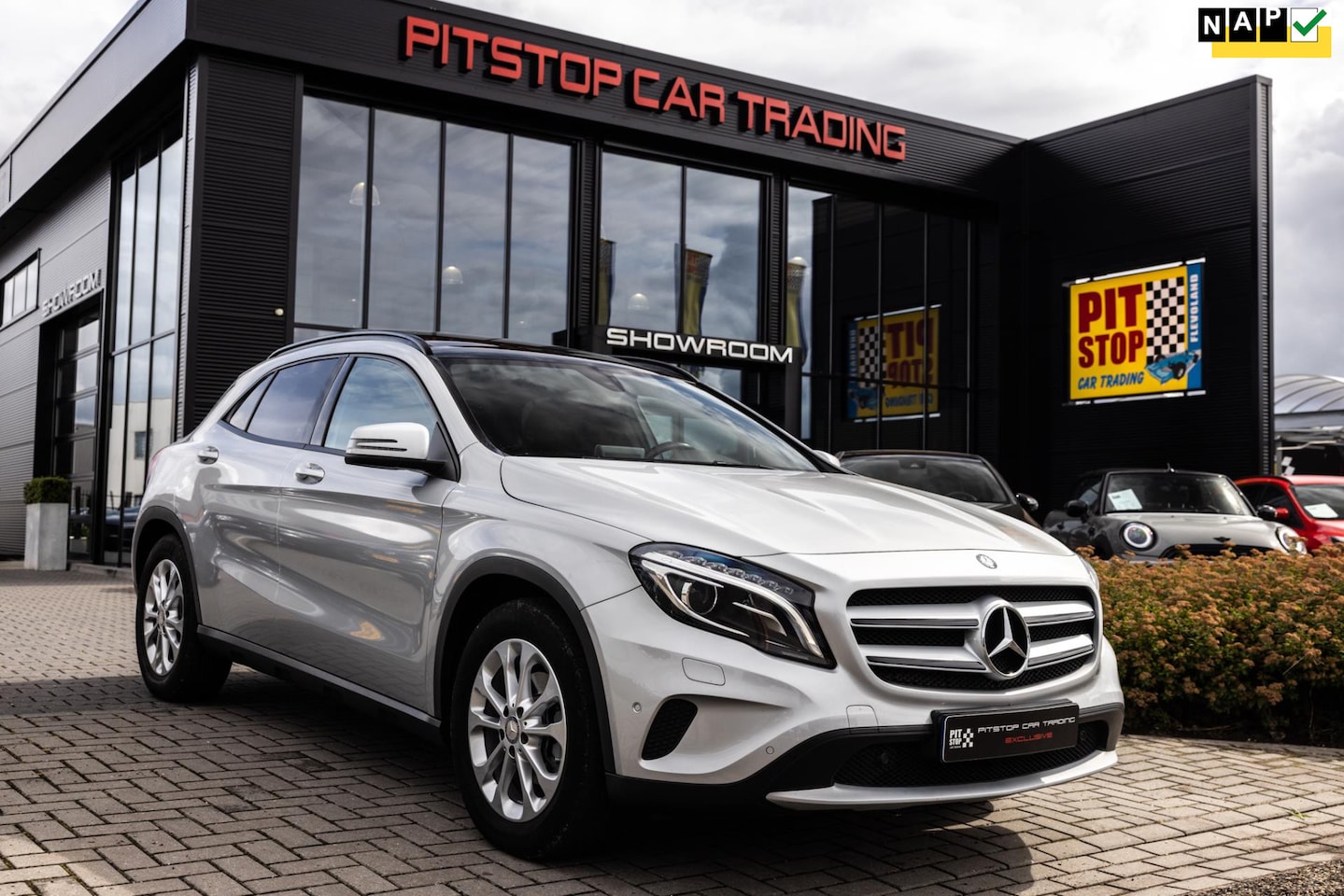 Mercedes-Benz GLA-Klasse - 180 180, NL Auto, Pano, Camera, Navi! - AutoWereld.nl