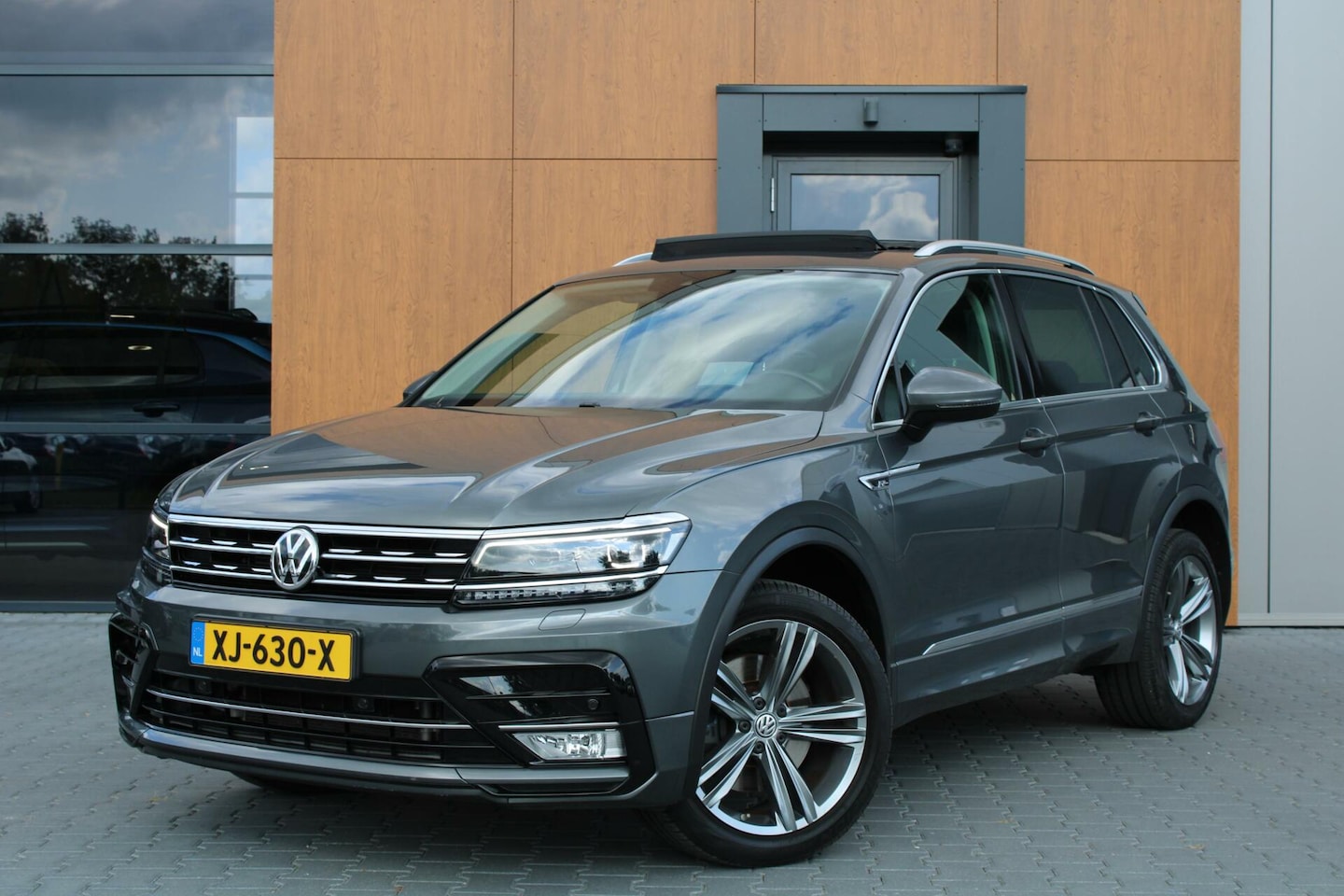 Volkswagen Tiguan - 2.0TSI 4Motion R-Line | Pano | Trekhaak - AutoWereld.nl