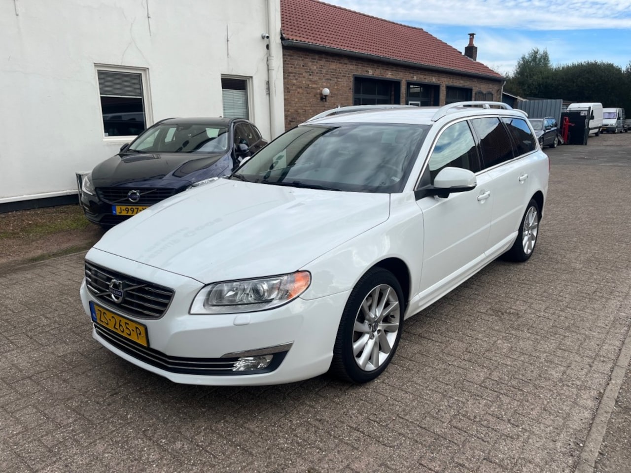 Volvo V70 - T4 Summum Adapt. Cruise Stoelverwarming Trekhaak PDC - AutoWereld.nl