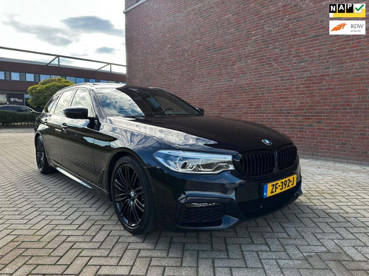 BMW 5-serie Touring - 520i High Executive Edition 520i High Executive Edition, M-Pakket, Panoramadak, Apple CarPlay, Bluetooth, Cruise contr - AutoWereld.nl