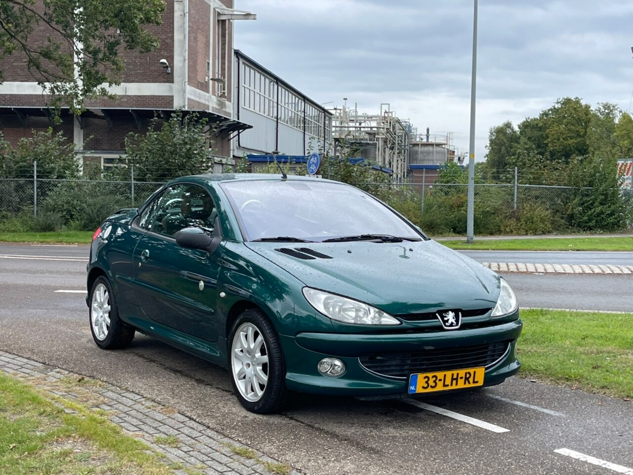 Peugeot 206 CC - 2.0-16V Roland Garros | APK 3-2025 | Autom.Airco | Hardtop | Lederen Bekleding - AutoWereld.nl