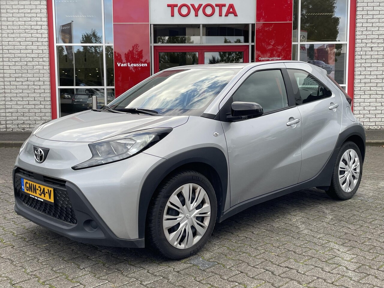 Toyota Aygo X - MT PLAY ALL SEASON AD-CRUISE AIRCO APPLE/ANDROID CAMERA BLUETOOTH EL-RAMEN/SPIEGELS - AutoWereld.nl