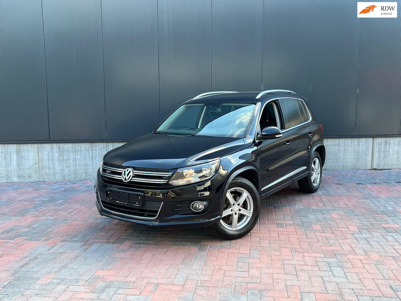 Volkswagen Tiguan - 2.0 TDI R-Line Edition 4Motion * Aut * Navi * Cruise * Trekhaak * Goed Onderhouden - AutoWereld.nl