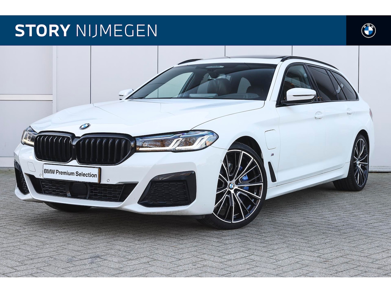 BMW 5-serie Touring - 530e xDrive High Executive M Sport Automaat / Panoramadak / Trekhaak / Massagefunctie  / L - AutoWereld.nl