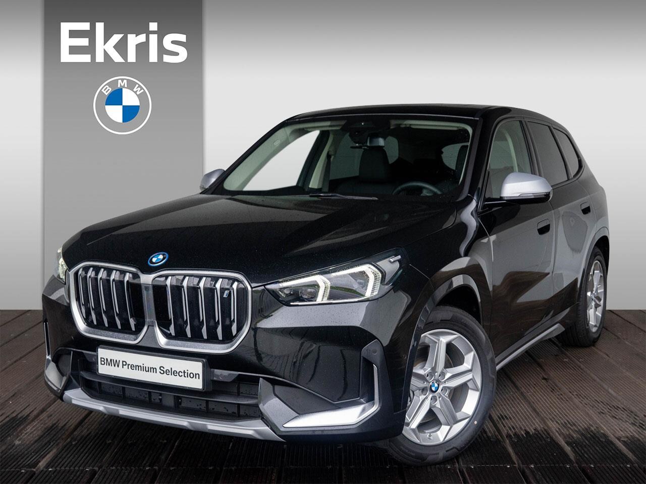 BMW iX1 - xDrive30 Premium Pack / Glazen panoramadak / Verwarmde voorstoelen / Draadloos oplaadstati - AutoWereld.nl