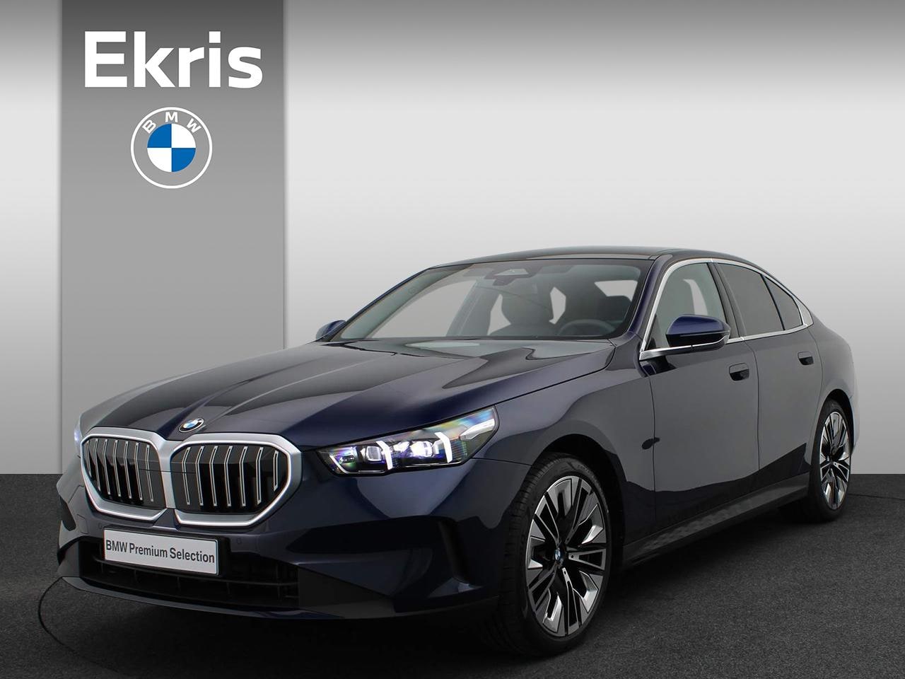 BMW 5-serie - Sedan 520i Travel + Comfort Pack / Panoramadak / Trekhaak / Driving Assistant / Adaptieve - AutoWereld.nl