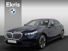 BMW 5-serie - Sedan 520i Travel + Comfort Pack / Panoramadak / Trekhaak / Driving Assistant / Adaptieve