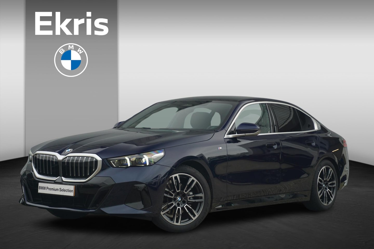 BMW 5-serie - Sedan 520i M Sport Trekhaak / Harman Kardon / Panorama Dak / Comfort Acces / Comfort Stoel - AutoWereld.nl