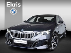 BMW 5-serie - Sedan 530e M Sportpakket / 20 inch / Glazen panoramadak / Verwarmde stoelen voor en achter