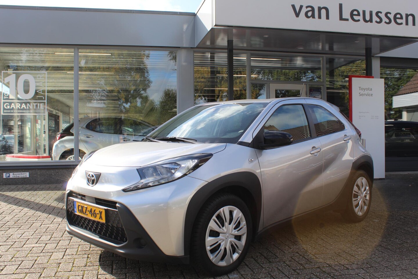 Toyota Aygo X - 1.0 VVT-I MT PLAY ALL-SEASON DAB AIRCO APPLE/ANDROID CAMERA AD-CRUISE EL-SPIEGELS & RAMEN - AutoWereld.nl