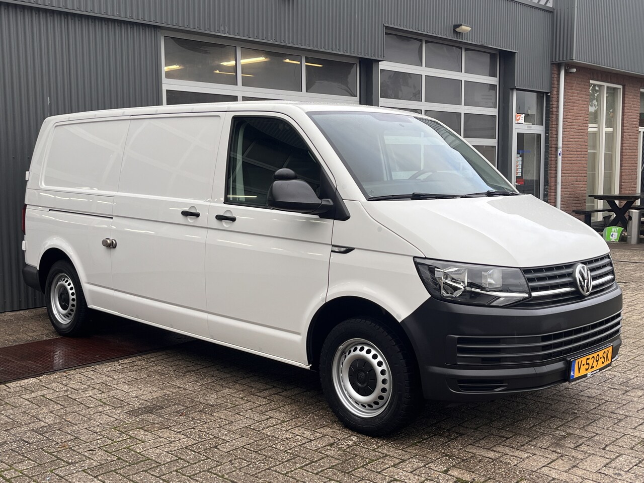 Volkswagen Transporter - 2.0 TDI L2H1 Airco Cruise controle Kastinrichting Laderkast Parkeersensoren achter Telefoo - AutoWereld.nl