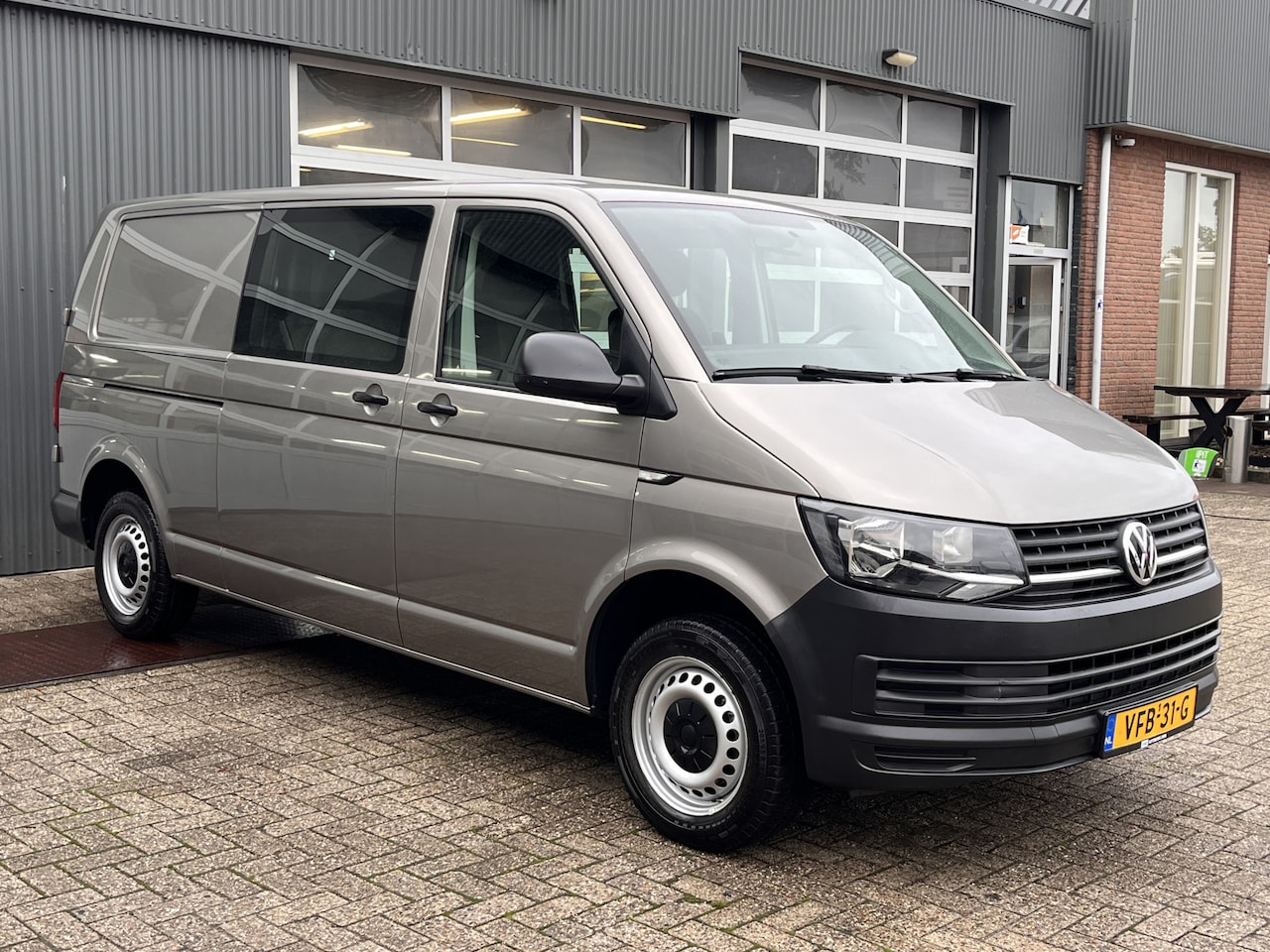 Volkswagen Transporter - 2.0 TDI L2H1 DC Airco Cruise controle Telefoonverbinding Trekhaak 2200kg trekgewicht Apple - AutoWereld.nl