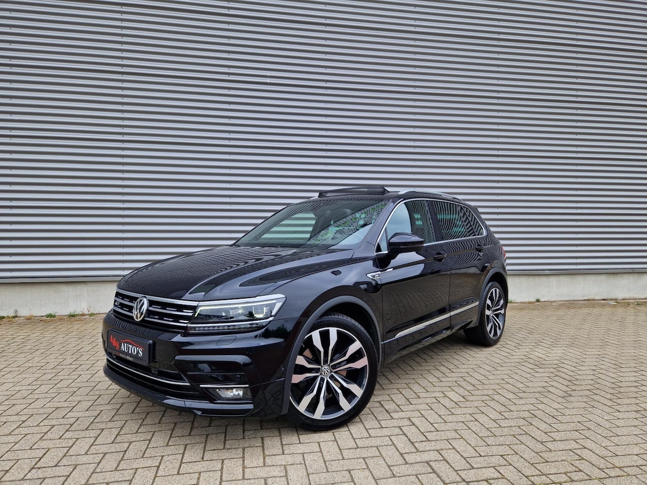 Volkswagen Tiguan - 2.0 TSI 190pk 4Motion 3x R line Panodak Trekhaak Matrix Keyless Acc 360camera Elektr koffe - AutoWereld.nl