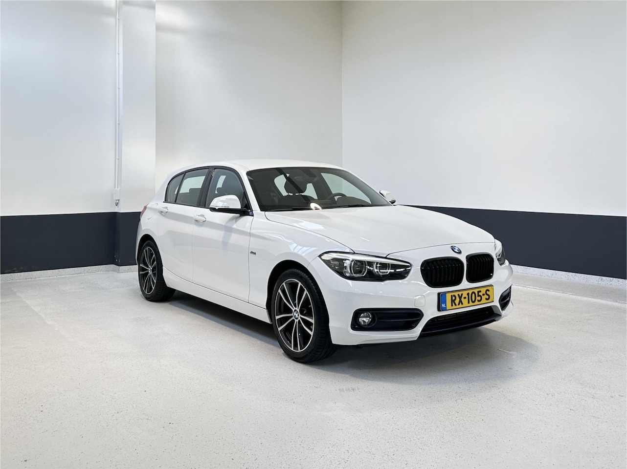 BMW 1-serie - 116i Edition Sport Line Shadow Executive | Navi | LED | Sportstoelen | Lichtmetalen velgen - AutoWereld.nl