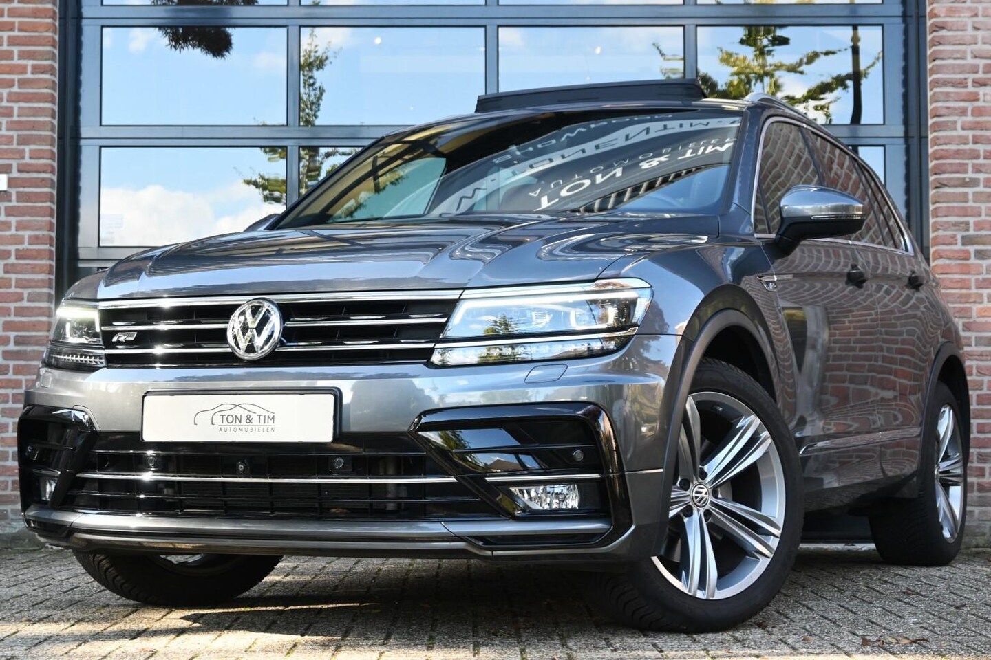 Volkswagen Tiguan - 2.0 TSI 4Motion 2x R-LINE PANO Trekhaak Virtual '17 - AutoWereld.nl