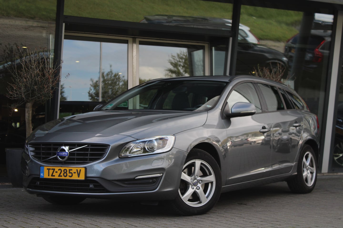 Volvo V60 - T3 Business | Bi-Xenon| Navigatie | Cruise Control | Stoel- Stuur- en Achterbankverwarming - AutoWereld.nl