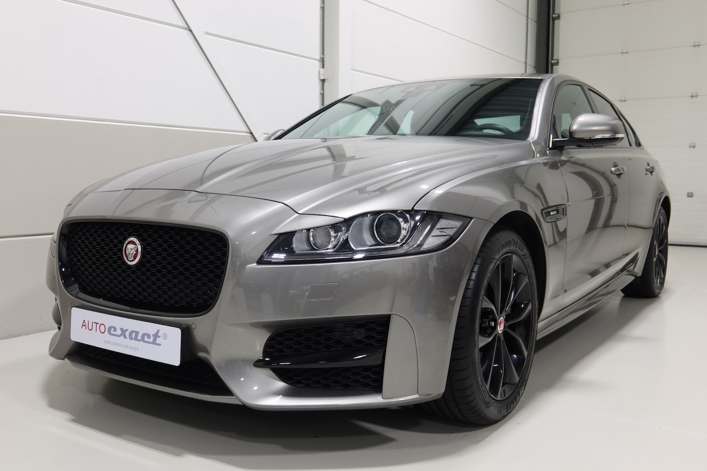 Jaguar XF - 2.0t R-Sport 25T P250 org NL - AutoWereld.nl