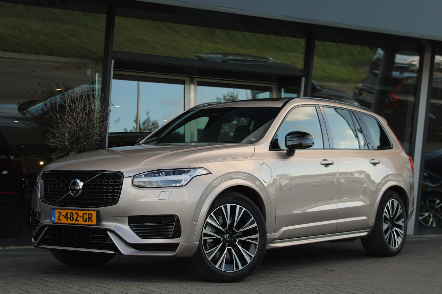 Volvo XC90 - T8 Recharge AWD Ultimate Dark | Luchtvering | Panoramadak | Bowers & Wilkins | 360° Camera - AutoWereld.nl