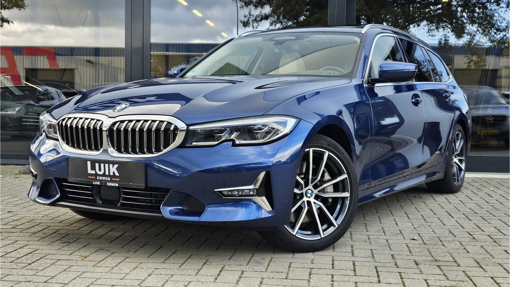 BMW 3-serie Touring - 330e High Executive + LASER + PANO DAK + VOLLEER + HEADUP - AutoWereld.nl