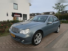 Mercedes-Benz C-klasse - 180 K. NAVIGATIE|TREKHAAK|BLUETOOTH|AIRCO|CRUISECONTROL|ZEER MOOI|ORIGINEEL NEDERLANDS