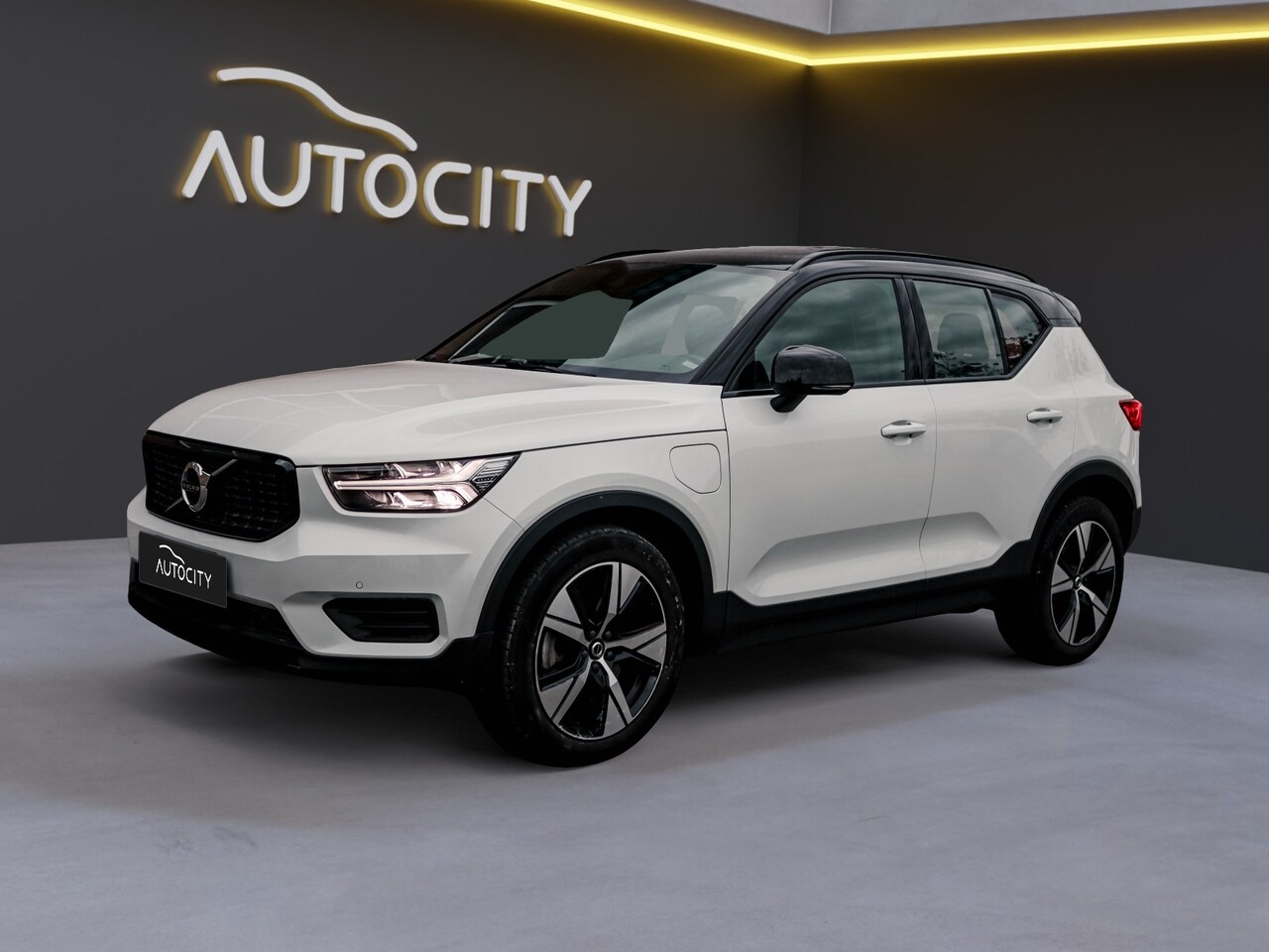 Volvo XC40 - 1.5 T5 Recharge R-Design Pano l Camera l Keyless - AutoWereld.nl