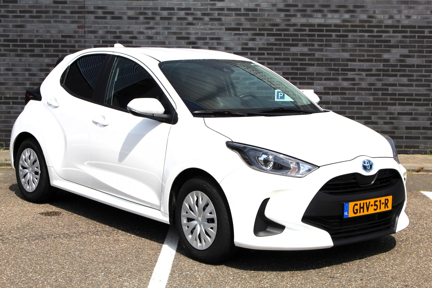 Toyota Yaris - 1.5 Hybrid 115 Business Plus I NAVI. I ADP. CRUISE I CAMERA I APPLE I - AutoWereld.nl