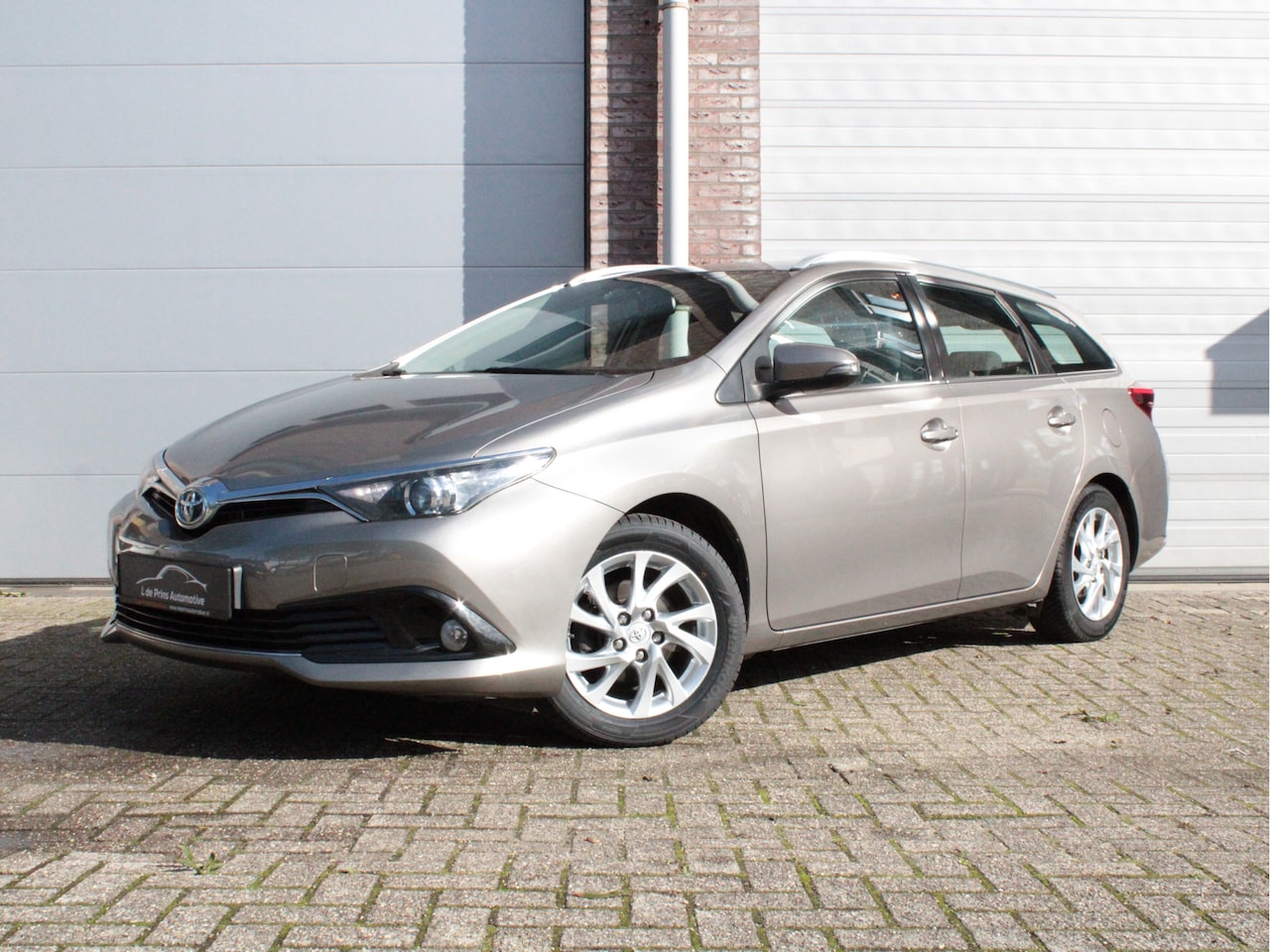 Toyota Auris Touring Sports - 1.8 Hybrid Volcano Edition Trekhaak/Garantie - AutoWereld.nl