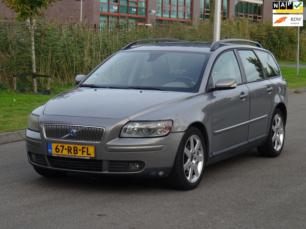 Volvo V50 - 2.4 Momentum BJ2005 NAP/CLIMA/CRUISE/PDC/APK - AutoWereld.nl