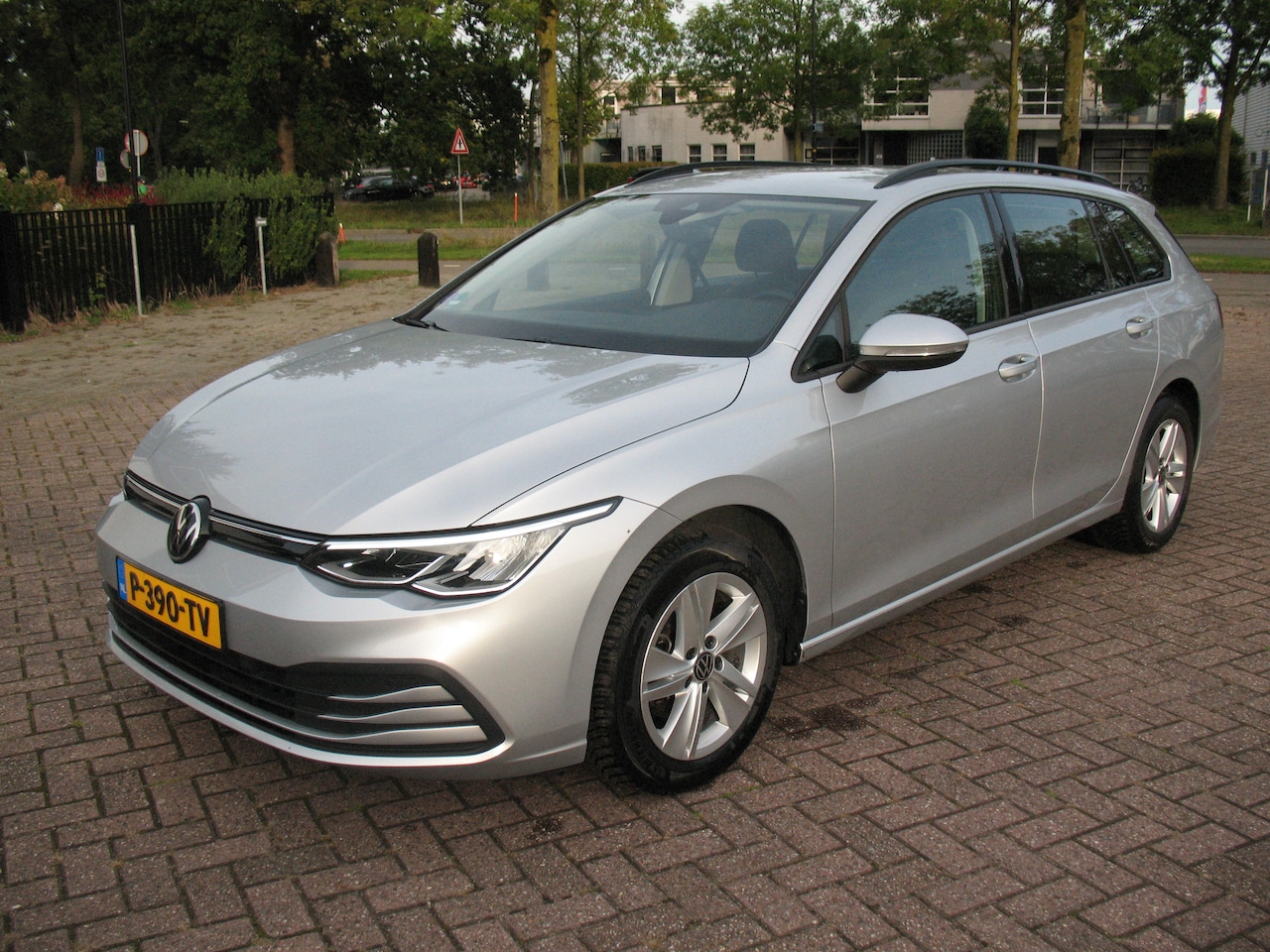 Volkswagen Golf Variant - 1.0 eTSI Life Business 110 pk  AUTOMAAT STATIONCAR - AIRCO - LMV - NAVI - AutoWereld.nl