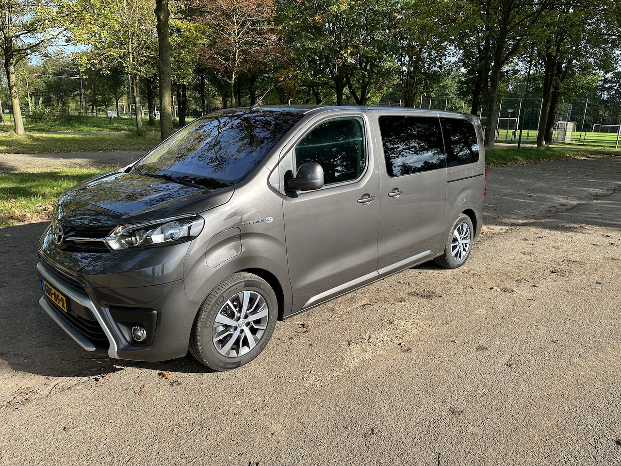 Toyota ProAce Electric Shuttle - Extra Range Cool Medium Verso Executive 8 persoons 75KWH - AutoWereld.nl