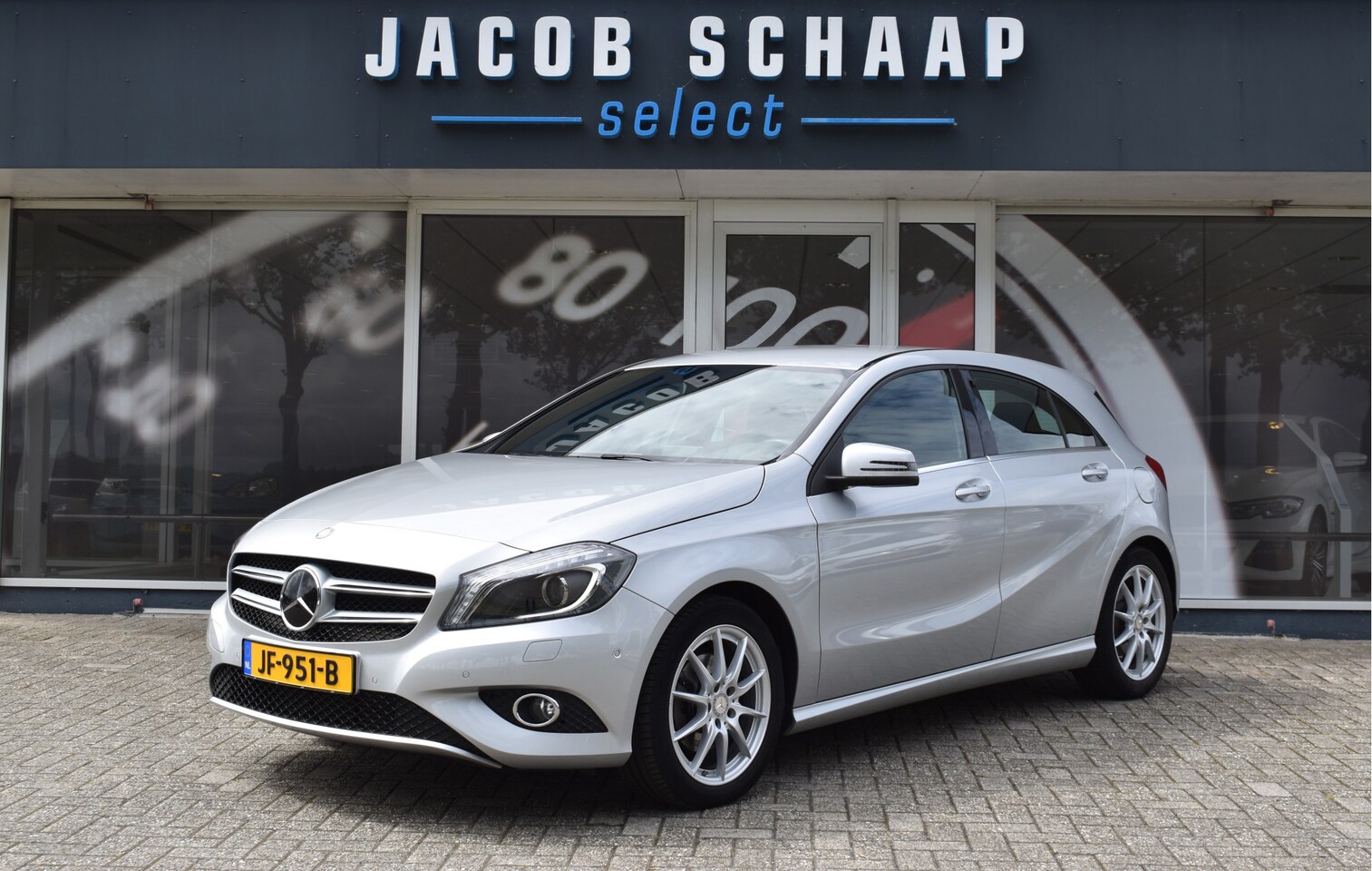 Mercedes-Benz A-klasse - 180 Prestige Automaat / Navi / Afn. trekhaak / Cruise / Bi-Xenon / Lage km stand! - AutoWereld.nl