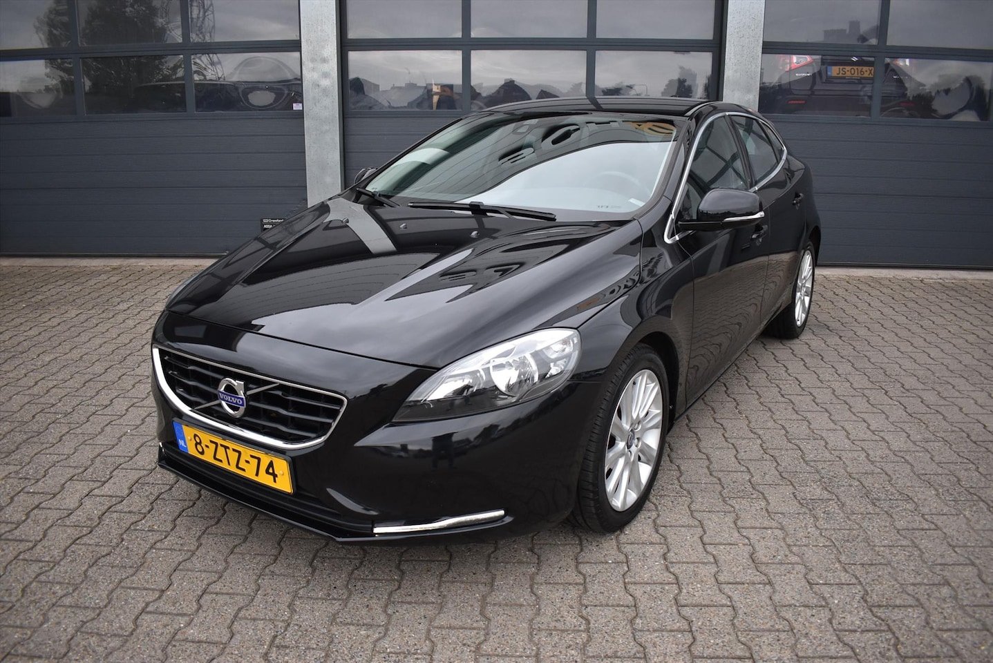 Volvo V40 - 1.6 T3 Momentum 1.6 T3 150pk Momentum - AutoWereld.nl