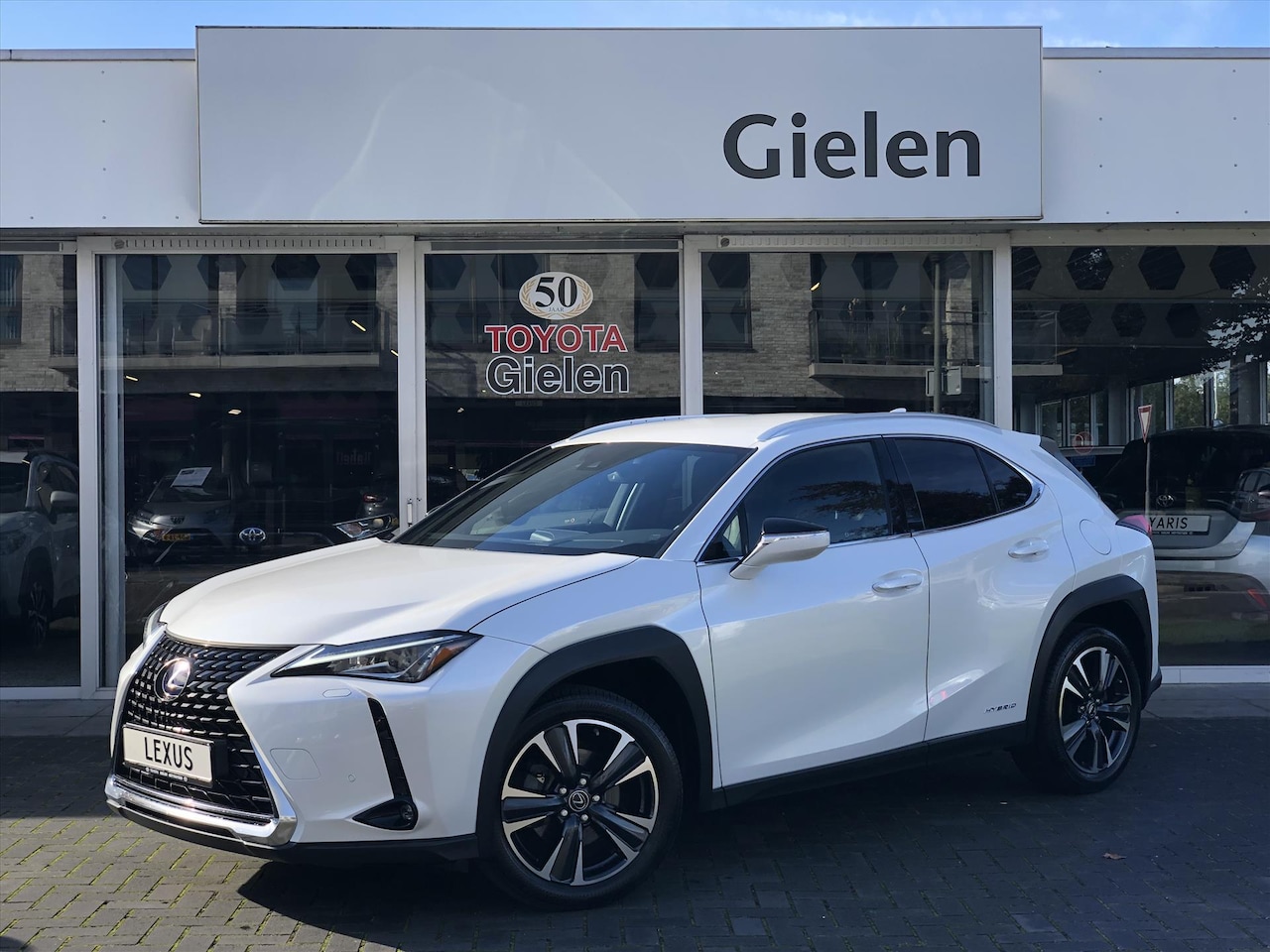 Lexus UX - 250h 184pk Preference Line | Dodehoekherkenning, Parkeersensoren, Keyless, 18 inch, CarPla - AutoWereld.nl