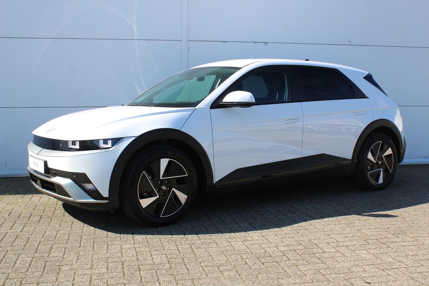 Hyundai IONIQ 5 - Connect+ 84 kWh / € 5.000.- Voordeel / € 50.690.- Rijklaar / Navigatie + Apple Carplay/And - AutoWereld.nl