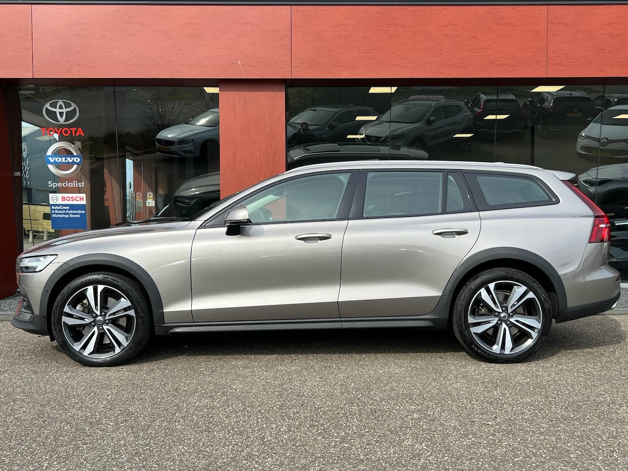 Volvo V60 Cross Country - 2.0 B5 AWD Pro AUT | PANO | TREKHAAK | HARMAN-KARDON | 19'' LMV - AutoWereld.nl