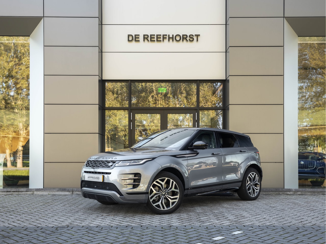 Land Rover Range Rover Evoque - 1.5 P300e AWD R-Dynamic SE | Elektrische trekhaak | Light Cloud | Adaptive Cruise | Ambian - AutoWereld.nl