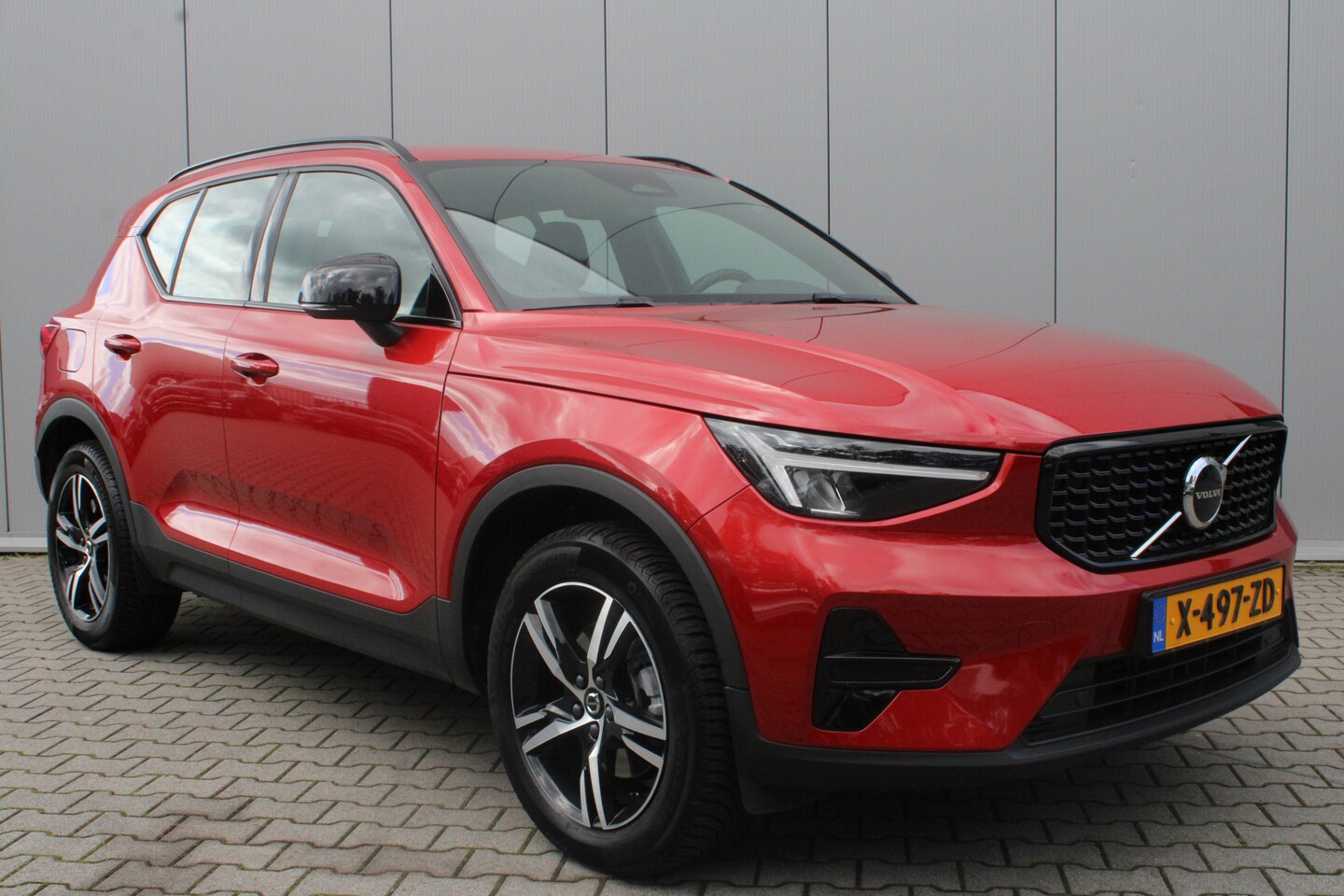 Volvo XC40 - B4 211 pk Plus Dark / Trekhaak / Elektrisch verstelbare voorstoelen / Adaptieve Cruise / - AutoWereld.nl