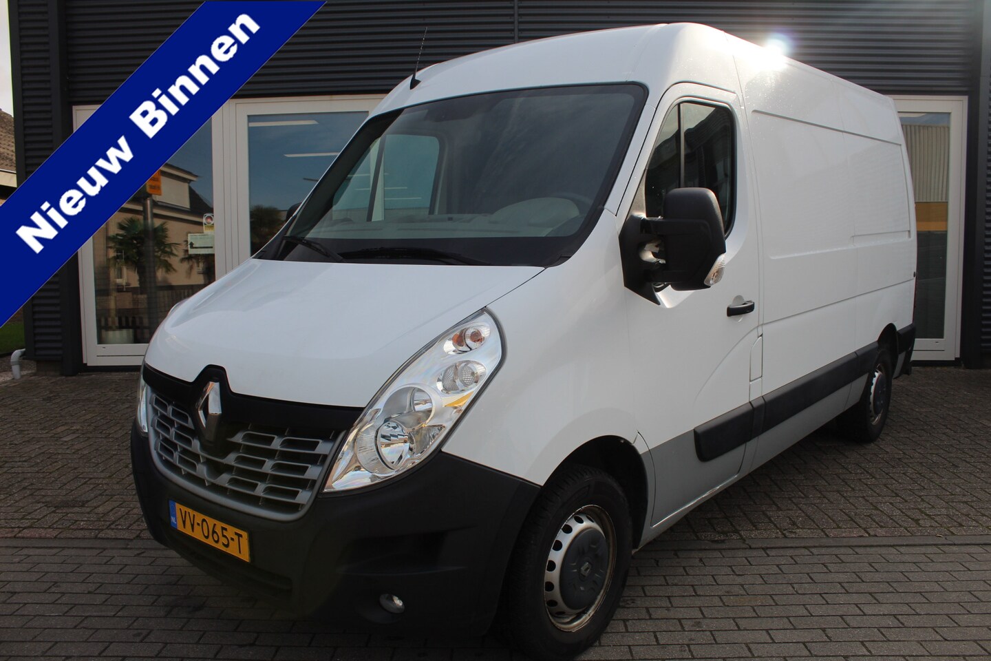 Renault Master - T35 2.3 dCi L2H2 T35 2.3 dCi L2H2, Cruise Control, Airco, Trekhaak, Prijs Is Rijklaar Ex Btw - AutoWereld.nl